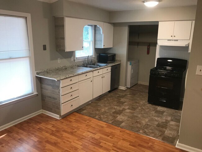 Building Photo - Nice Updated 3 bedrom 2 Bath Home in Becke...