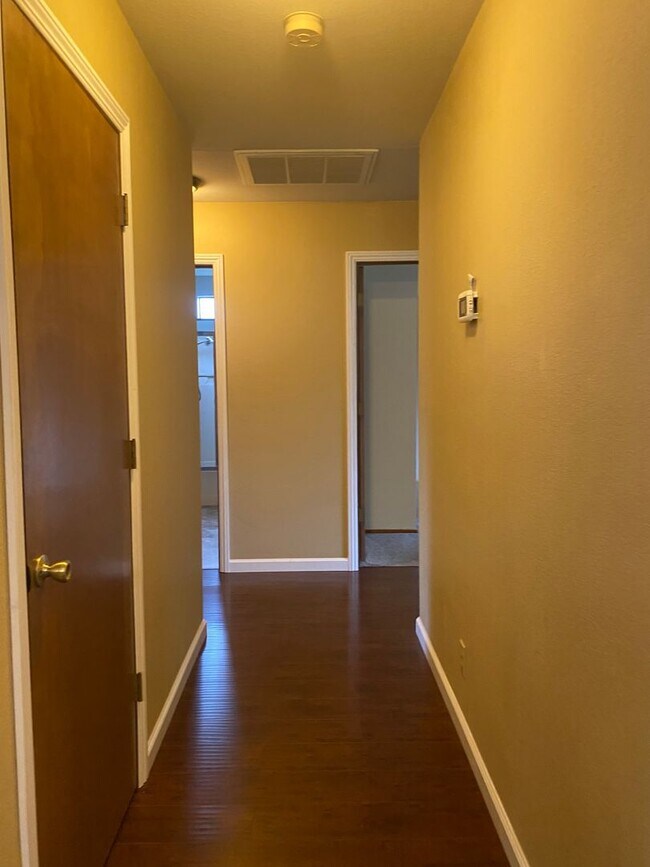 Building Photo - Nice well cared for home in desirable Edge...