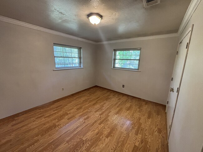 Building Photo - 906 Meadow Ln