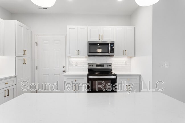 Building Photo - 204 Landmark Dr