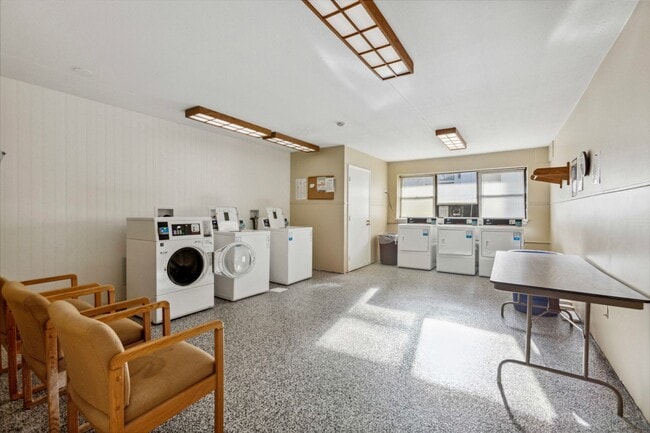 Building Photo - 1 Bedroom Condo Walking distance to Univer...