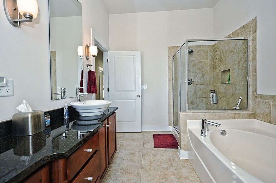 Shower and Bathtub - 3433 Steel Yard Court