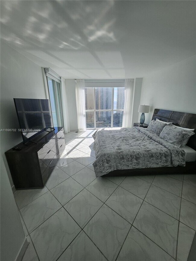 Building Photo - 16400 Collins Ave