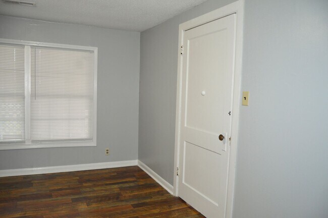 Building Photo - 3 Bedroom 1 Bathroom