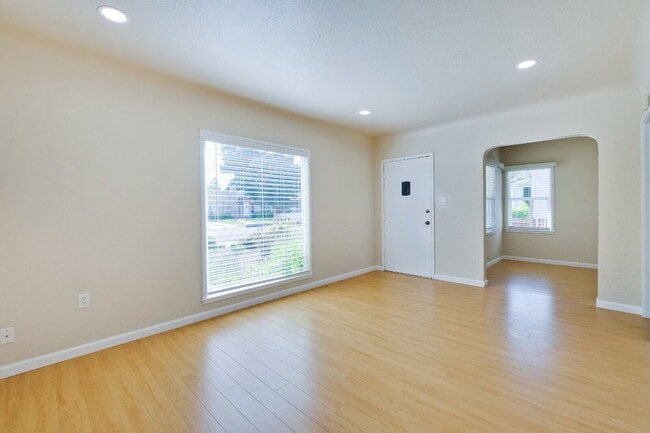 Building Photo - Bright, Clean and Cozy 2BR, 1BA Single Fam...