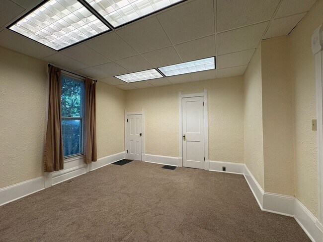 Building Photo - 4 bedroom 2 bathroom Historic Home Downtown Manhattan KS