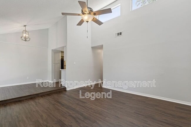 Building Photo - 6646 E Lovers Ln