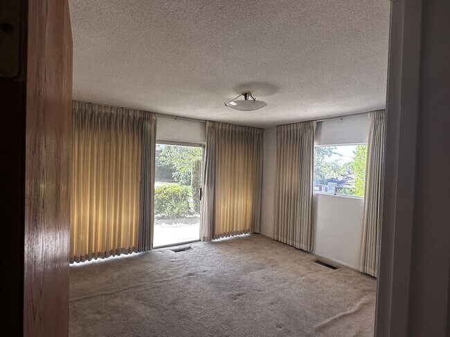 Building Photo - HOUSE