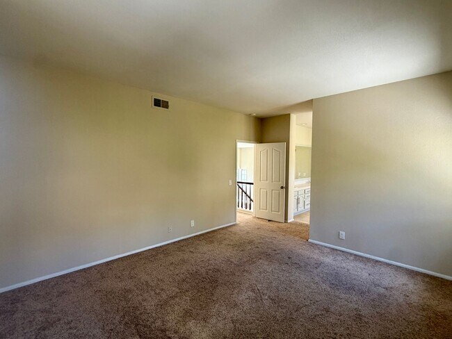 Building Photo - Spacious Five Bedroom in Rancho Del Oro