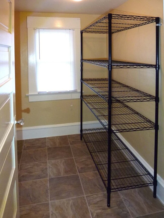 Building Photo - Charming 2 Bedroom with Bonus/Laundry Room
