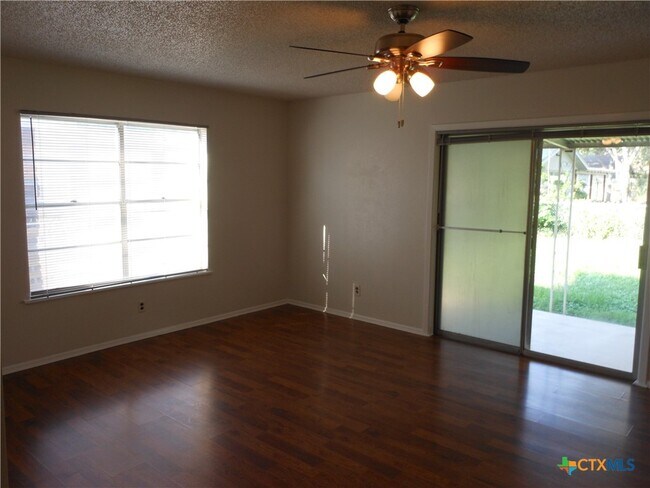 Building Photo - 1005 Wallhalla St