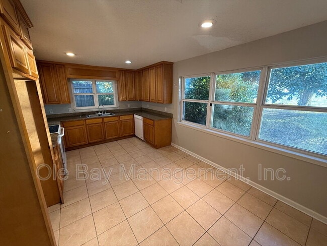 Building Photo - 7225 Bay Rd