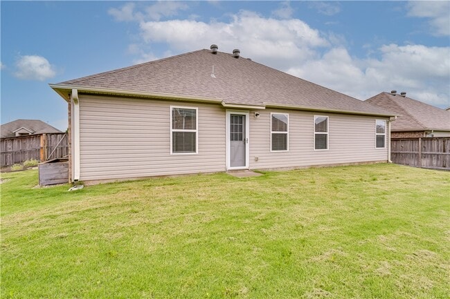Building Photo - 705 SW River Rock St