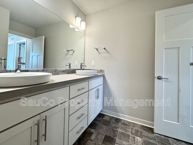 Building Photo - 6648 SE Genrosa St