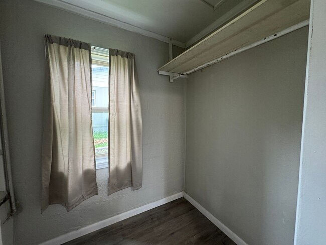 Building Photo - 304 N Rockingham Ave