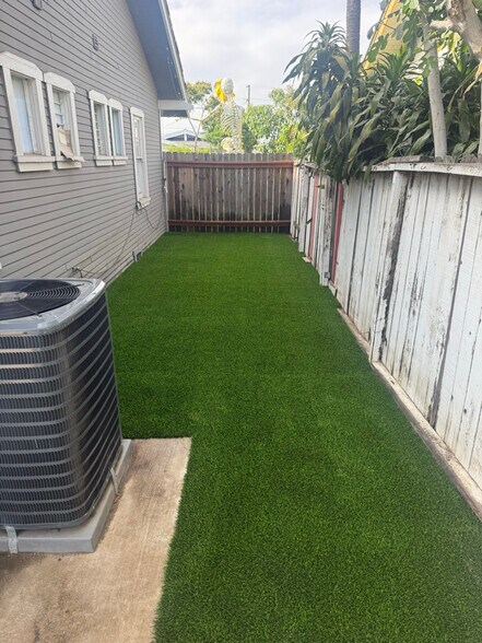 Building Photo - 1304 E 9th St