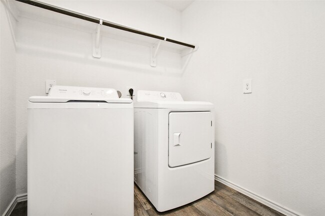 Building Photo - 4243 Bromham Farms Dr