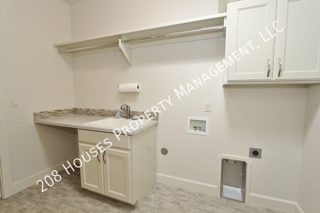 Building Photo - Immaculate Single-Level Home