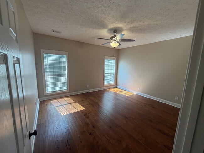 Building Photo - Cozy Condo in Gardens at Gatewood!