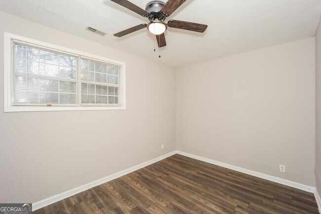 Building Photo - 2175 Lake Royale Dr