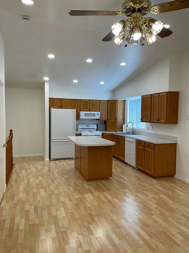 Building Photo - Desirable Kaysville Area/ 5 Bedroom Home