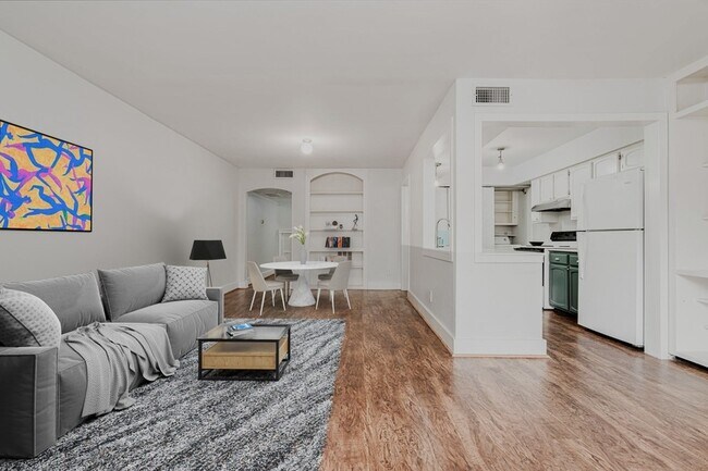 Building Photo - 384 N Post Oak Ln