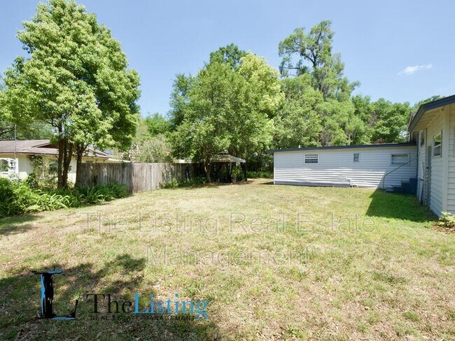 Building Photo - 611 E Plymouth Ave