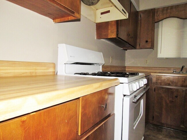 Building Photo - 341 Beverly St