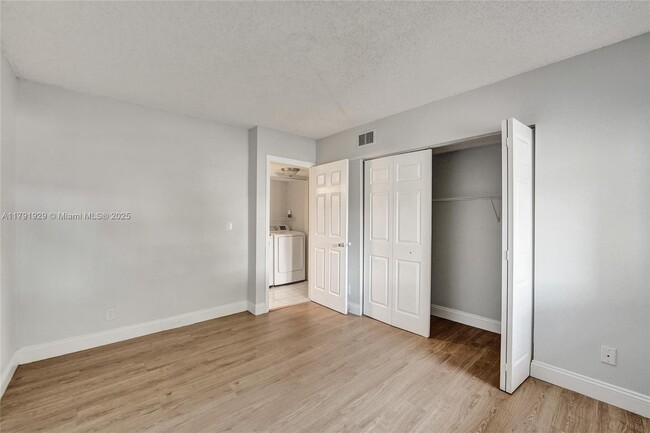 Building Photo - 3158 Coral Springs Dr
