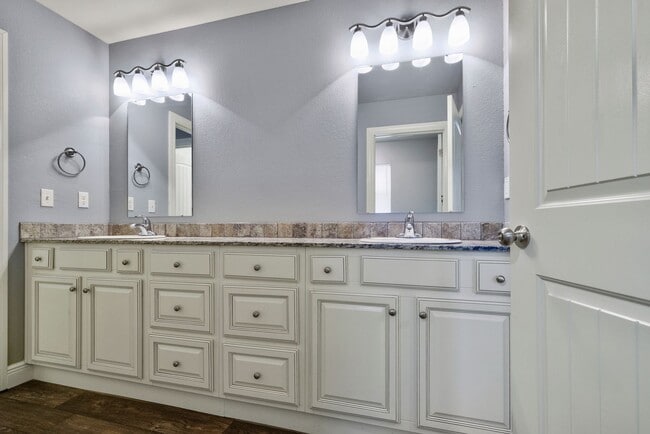 Building Photo - FREE 55” TV or 28” Blackstone! Plus $150 Amazon gift card! Beautiful 3 bed / 2.5 bath duplex with...