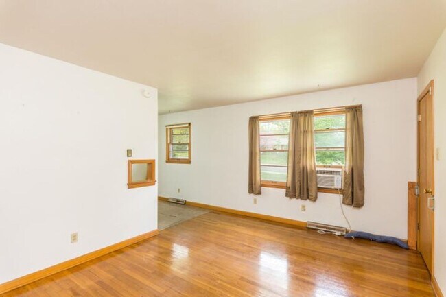 Building Photo - 1BR/1BA Duplex in Convenient Location! Har...