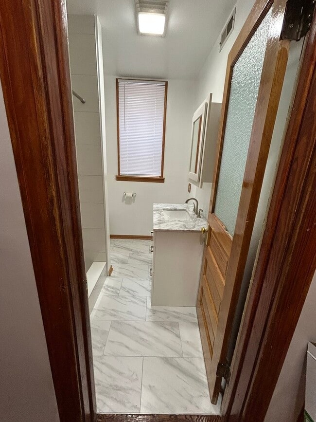 Building Photo - 2624 W Walton St