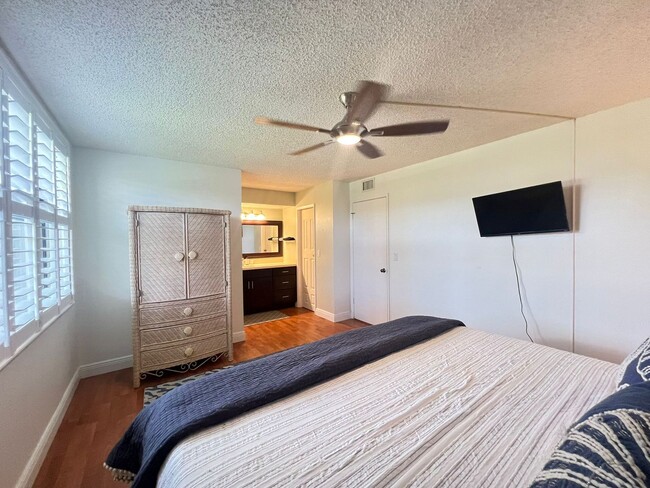 Building Photo - Furnished 2 bedroom 2 Bath condo in a Wond...