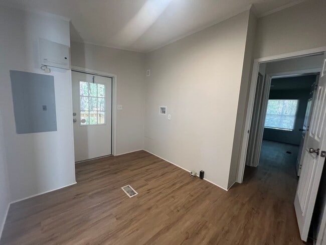 Building Photo - LEASING NOW FOR OCTOBER 2025!