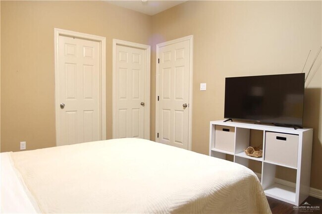 Building Photo - 14 W Daffodil Ave