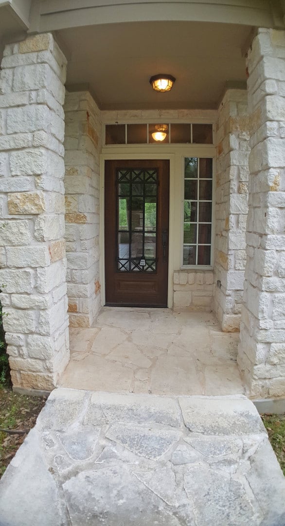 Building Photo - Secluded Hill Country home on huge lot!  Gorgeous home in tranquil setting!