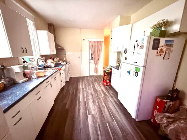 Building Photo - 876 Warren St