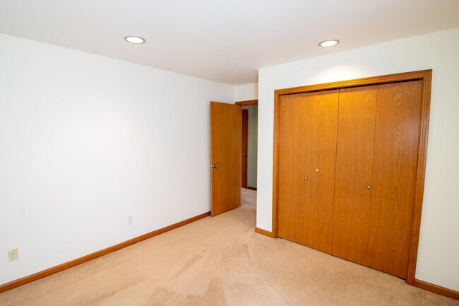Building Photo - 4bd/4ba Bellevue Home