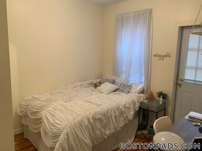 Building Photo - 220 Hanover St