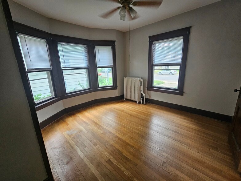 Large main BR w/ bay window - 1335 W Minnehaha Ave