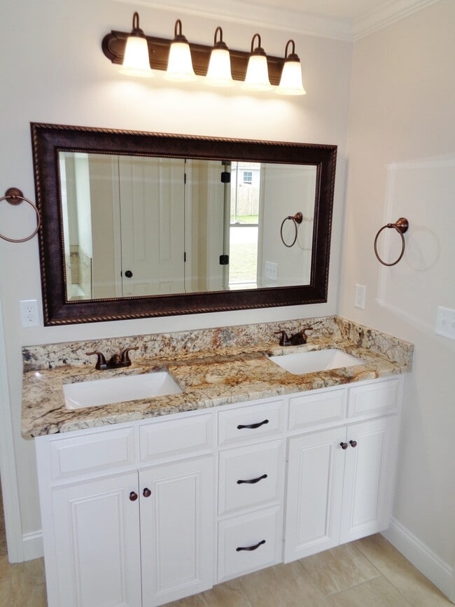 Building Photo - Spacious 4BR Home with Open Split Floor Plan, Granite Kitchen & Fenced Yard