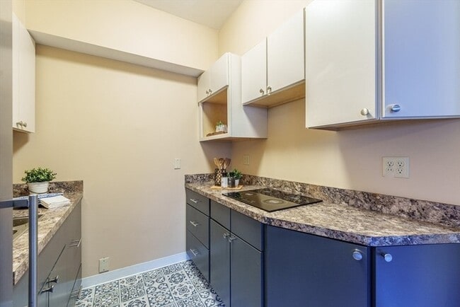 Building Photo - Spacious 1BR Condo with Utilities Included at Kimball Towers