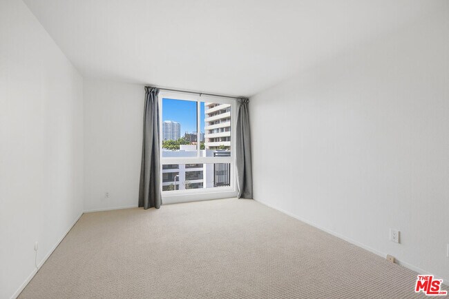 Building Photo - 1340 S Beverly Glen Blvd