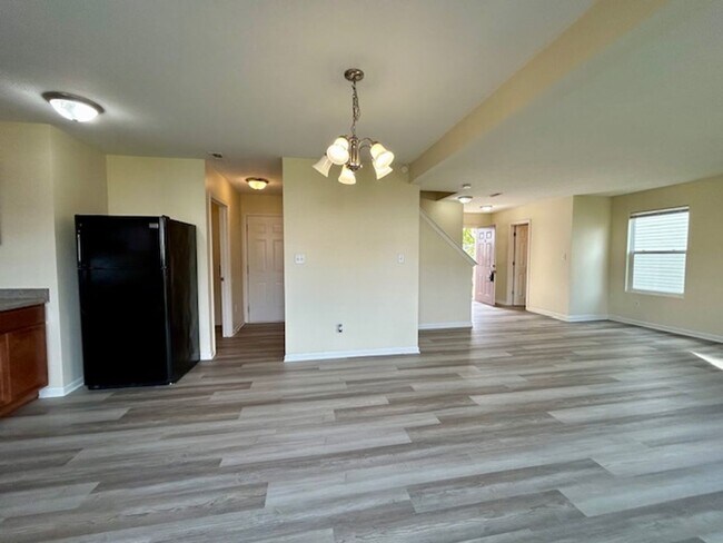 Building Photo - Beautiful 4 bedroom 2.5 bath 2 story home ...