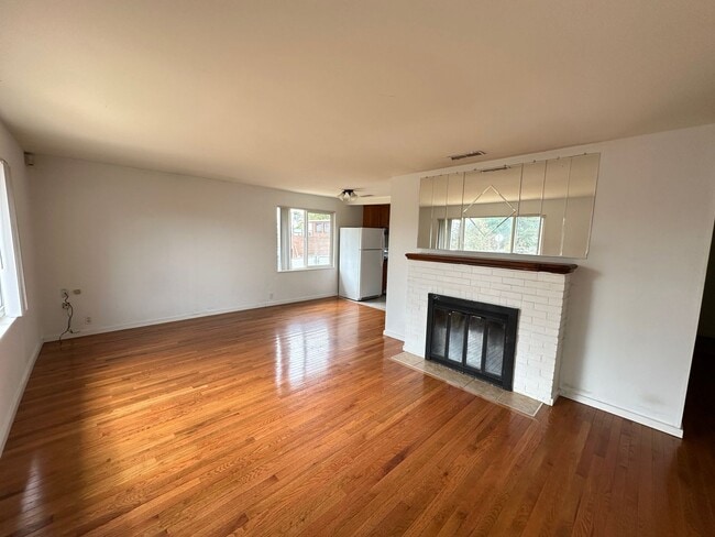 Building Photo - White Center - 3 Bedroom / 1.5 Bath Rambler