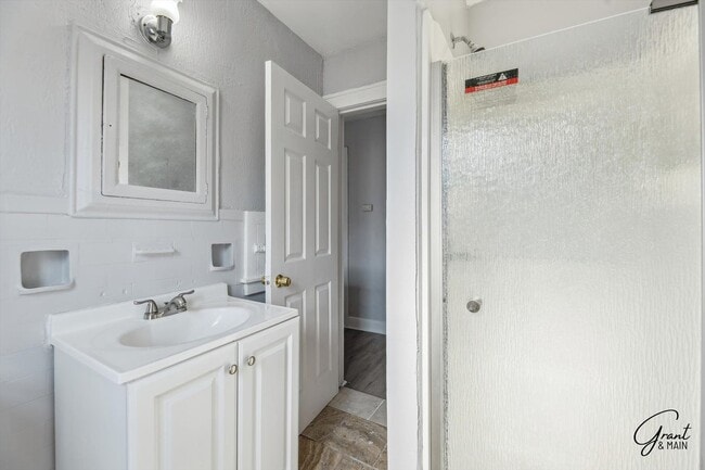 Building Photo - 3 bedroom 2 bath $1375