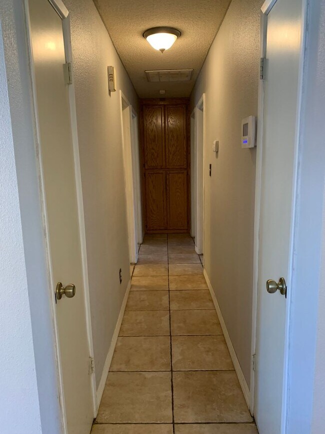 Building Photo - 3 BEDROOM HOME!