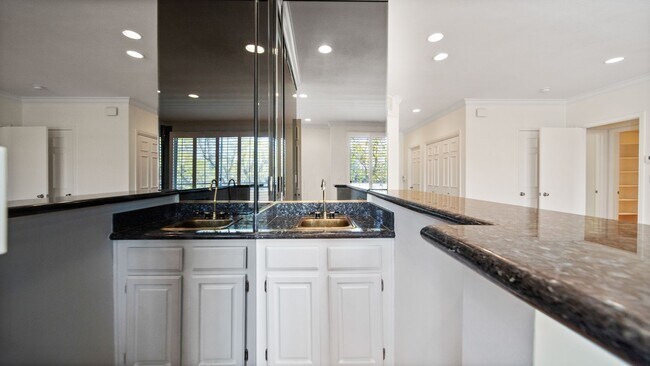 Building Photo - 2 bedroom 2.5 bathroom