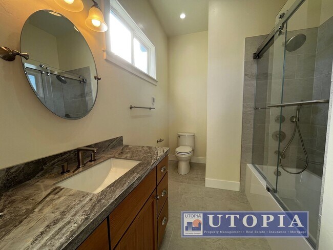 Building Photo - Beautiful 3 Bedroom, 3 Bathroom Duplex Unit Located on the Upper Westside of Santa Cruz. Brand ne...