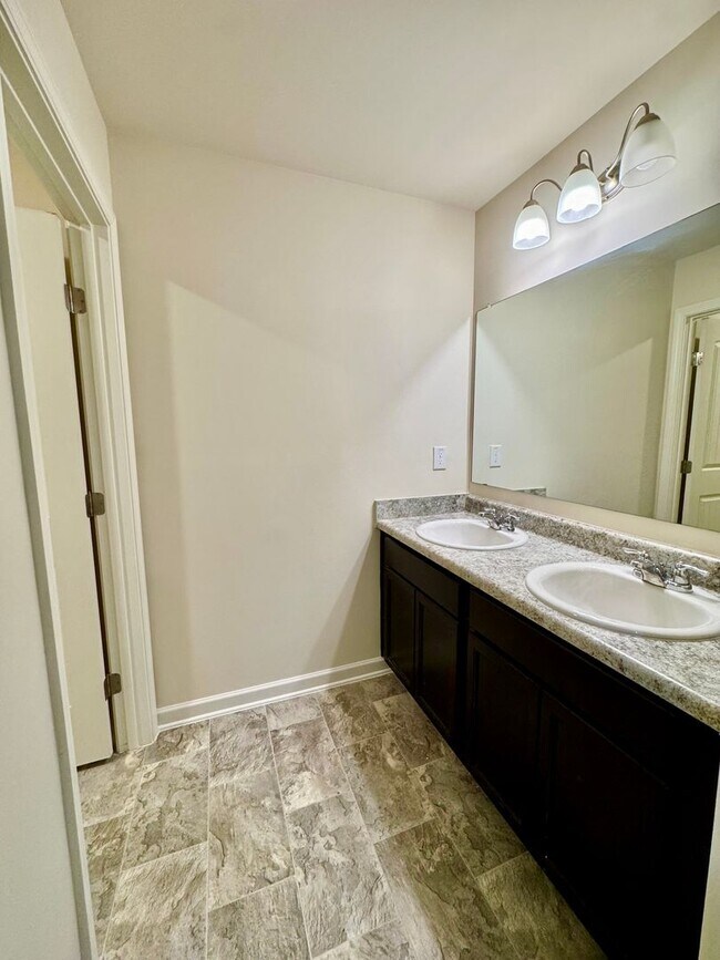 Building Photo - Beautiful 5 bedroom, 3 full bath home in D...